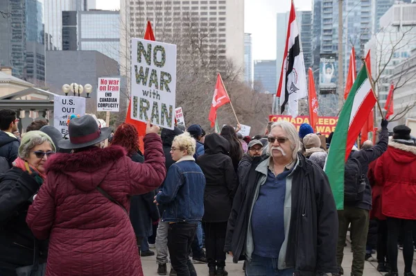 TORONTO, CANADA - 01 04 2020: Protestantes contra a ordem do presidente dos EUA Donald Trump da morte do general iraniano Qassem Soleimani em um comício anti-guerra fora do Consulado dos EUA em Toronto — Fotografia de Stock