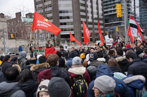 TORONTO, CANADA - 01 04 2020: Protestantes contra a ordem do presidente dos EUA Donald Trump da morte do general iraniano Qassem Soleimani em um comício anti-guerra fora do Consulado dos EUA em Toronto — Fotografia de Stock