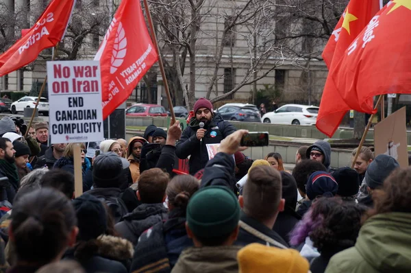 TORONTO, CANADA - 01 04 2020: Protesters against US President Donald Trump's ordering of the death of the Iranian general Qassem Soleimani at an anti-war rally outside the U.S. Consulate in Toronto — 스톡 사진