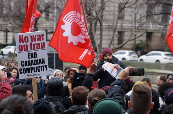 TORONTO, CANADA - 01 04 2020: Protestantes contra a ordem do presidente dos EUA Donald Trump da morte do general iraniano Qassem Soleimani em um comício anti-guerra fora do Consulado dos EUA em Toronto — Fotografia de Stock