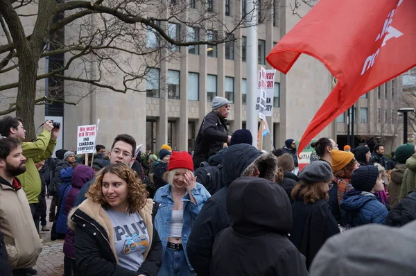 Toronto, Kanada - 01 04 2020: ABD Başkanı Donald Trump 'ın İranlı general Kassem Soleimani' nin Toronto 'daki ABD Konsolosluğu önünde düzenlenen savaş karşıtı mitingde ölüm emrini protesto edenler