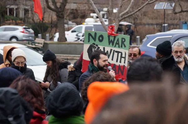 TORONTO, CANADA - 01 04 2020: Protesters against US President Donald Trump's ordering of the death of the Iranian general Qassem Soleimani at an anti-war rally outside the U.S. Consulate in Toronto — 스톡 사진