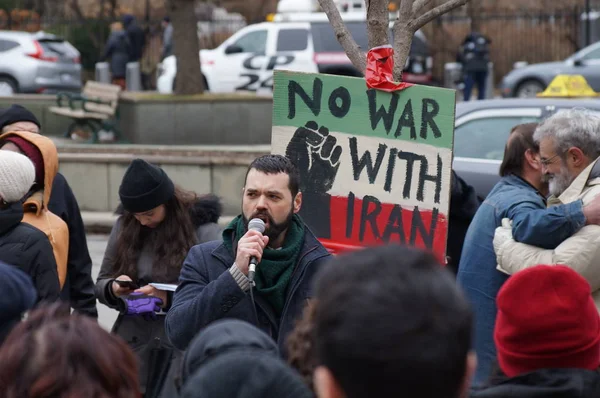 Toronto, Kanada - 01 04 2020: ABD Başkanı Donald Trump 'ın İranlı general Kassem Soleimani' nin Toronto 'daki ABD Konsolosluğu önünde düzenlenen savaş karşıtı mitingde ölüm emrini protesto edenler