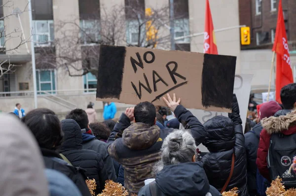 Toronto, Kanada - 01 04 2020: Tiltakozók ellenünk Donald Trump elnök elrendelte az iráni Qassem Soleimani tábornok halálát egy háborúellenes gyűlésen az amerikai konzulátus előtt Torontóban — Stock Fotó