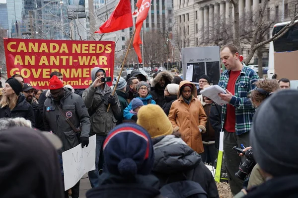 Toronto, Kanada - 01 04 2020: Tiltakozók ellenünk Donald Trump elnök elrendelte az iráni Qassem Soleimani tábornok halálát egy háborúellenes gyűlésen az amerikai konzulátus előtt Torontóban — Stock Fotó