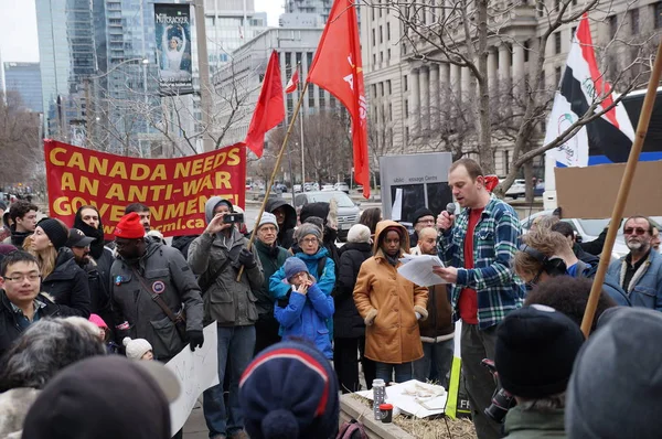 TORONTO, CANADA - 01 04 2020: Protesters against US President Donald Trump's ordering of the death of the Iranian general Qassem Soleimani at an anti-war rally outside the U.S. Consulate in Toronto — 스톡 사진