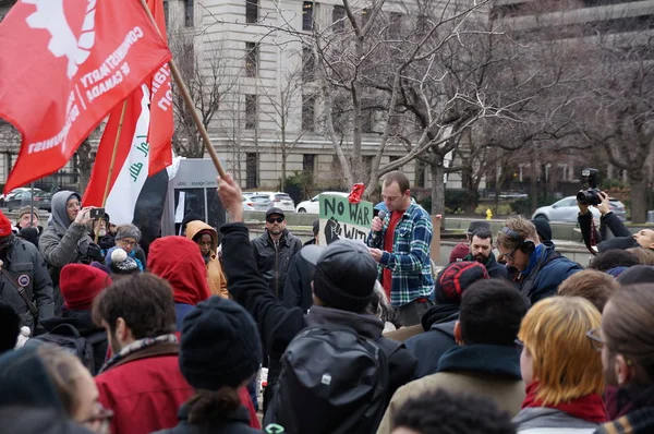 TORONTO, CANADA - 01 04 2020: Protestantes contra a ordem do presidente dos EUA Donald Trump da morte do general iraniano Qassem Soleimani em um comício anti-guerra fora do Consulado dos EUA em Toronto — Fotografia de Stock