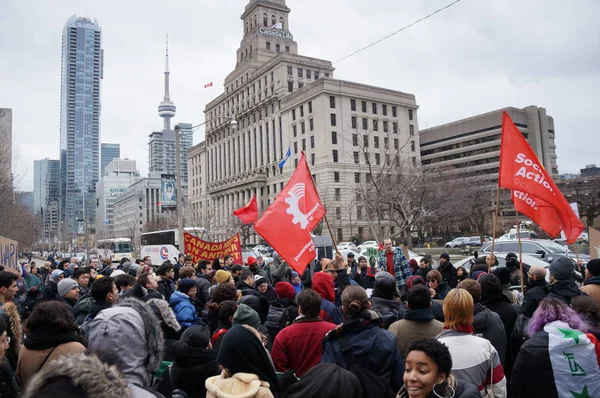 TORONTO, CANADA - 01 04 2020: Protesters against US President Donald Trump's ordering of the death of the Iranian general Qassem Soleimani at an anti-war rally outside the U.S. Consulate in Toronto — 스톡 사진