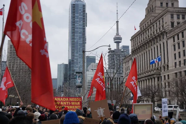 TORONTO, CANADA - 01 04 2020: Protestantes contra a ordem do presidente dos EUA Donald Trump da morte do general iraniano Qassem Soleimani em um comício anti-guerra fora do Consulado dos EUA em Toronto — Fotografia de Stock