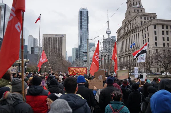 TORONTO, CANADA - 01 04 2020: Protestantes contra a ordem do presidente dos EUA Donald Trump da morte do general iraniano Qassem Soleimani em um comício anti-guerra fora do Consulado dos EUA em Toronto — Fotografia de Stock