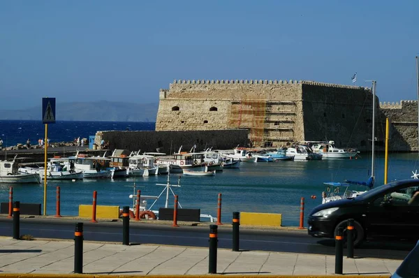 Ancient fortress at the sea port of Agios Nikolaos city, Crete island, Greece at hot summer noon. — Stock Photo, Image