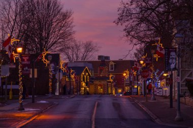 UNIONVILLE, GREATER TORONTO, CANADA - 12 22 2019: Günbatımı manzarası Markham, Ontario, Kanada 'daki tarihi Unionville köyünün parlak dekore edilmiş ana caddesi boyunca