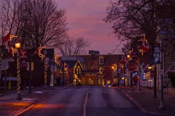 UNIONVILLE, GREATER TORONTO, CANADA - 12 22 2019: Günbatımı manzarası Markham, Ontario, Kanada 'daki tarihi Unionville köyünün parlak dekore edilmiş ana caddesi boyunca