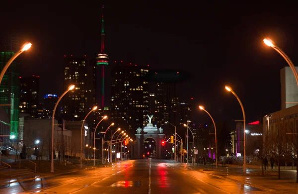 Princes Bulvarı 'ndaki gece manzarası, Princes Gates ve Toronto, Ontario, Kanada' daki yüksek binaların ışıklarıyla aydınlandı.