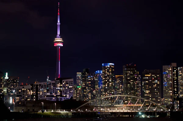 Toronto şehir merkezindeki gökdelenlerin gece görüşü. Renkli ışıklandırılmış CN Kulesi, Toronto, Ontario, Kanada