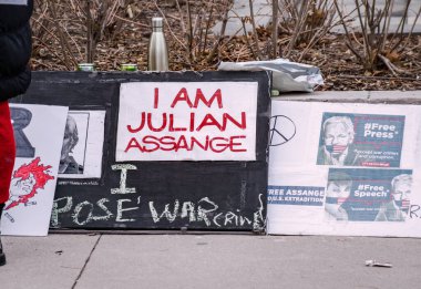 TORONTO, CANADA - 01 04 2020: WikiLeaks 'in kar amacı gütmeyen bir kuruluşu olan Julian Assange' ı destekleyen ama Toronto 'daki ABD Konsolosluğu' nun dışındaki protestocular tarafından desteklenen pankartlar