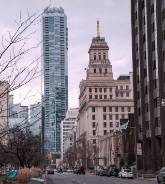 TORONTO, CANADA - 01 04 2020: Kanada 'da hayat inşa eden üniversite boyunca sonbahar manzarası. Kanada Yaşam Binası, Toronto, Ontario 'da 87 metre yüksekliğinde 15 katlı tarihi bir ofis binasıdır.