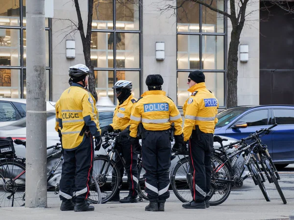 TORONTO, CANADA - 01 04 2020: Polícia de Toronto patrulha de bicicleta guarda a avenida da Universidade no centro de Toronto — Fotografia de Stock