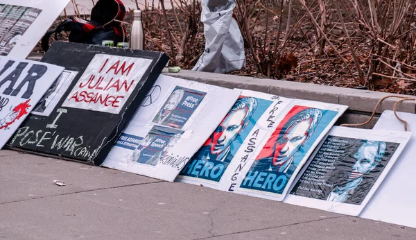 TORONTO, CANADA - 01 04 2020: Bannerek a híres aktivista és alapítója WikiLeaks non-profit szervezet Julian Assange, de tiltakozók kívül az amerikai konzulátus Toronto — Stock Fotó