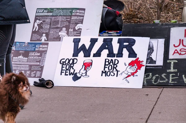 TORONTO, CANADA - 01 04 2020: Anti-war plackard, but by outside the U.S. Consulate in Toronto — 스톡 사진