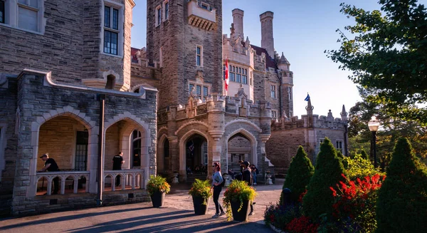 TORONTO, CANADA - 10 09 2018: Casa Loma lit with sunset run rays. Casa Loma is a Gothic Revival castle-like building that has become one of the most famous landmarks of Toronto, major Canadian city — Stock Photo, Image