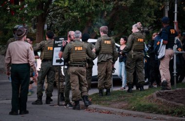 TORONTO, CANADA - 10 09 2018: TV dizisi epsode çekimleri sırasında Austin Terace caddesinde FBI üniforması giyen aktörler