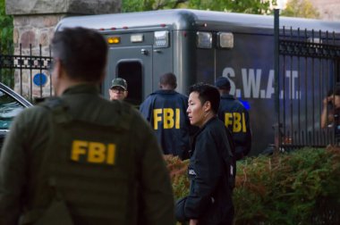 TORONTO, CANADA - 10 09 2018: Bir televizyon dizisi epsode çekimi sırasında Spafina müzesinin yanında FBI üniforması giyen aktörler ve S.W.A.T kamyonu