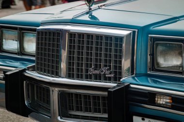 TORONTO, CANADA - 08 18 2018: 1985 Pontiac Grand Prix LE coupe 'nin kapanışı açık hava otomobil fuarı 