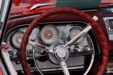 TORONTO, CANADA - 08 18 2018: Kırmızı deri, boynuz düğmesi, hız göstergesi, yakıt ve saat göstergeleri, vites kolu, 1960 Ford 'un ön panelinde düğmeler ve düğmeler