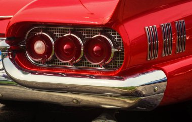 TORONTO, CANADA - 08 18 2018: Krom başlıklar çerçeveli ağaç kuyruğu ışıkları, parlak krom tampon ve 1960 Ford Thunderbird üstü açılabilir eski zamanlayıcının yan dekorasyonları ile dış kısmın arka kısmı