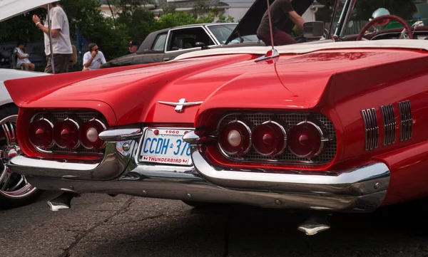 TORONTO, CANADA - 08 18 2018: Parte posteriore esterna con fanali posteriori incorniciati da ugelli cromati, paraurti cromato lucido e decorazioni laterali della vecchia Ford Thunderbird rossa del 1960 — Foto Stock