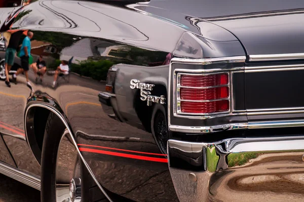 2018 년 8 월 18 일에 확인 함 . TORONTO, CANADA - 08 18 2018: Rear part with tail lights in chrome frames and screening chrome bumper of black 1967 Chevy Chevelle Super Sport oldtimer car at Auto show Wheels on the Danforth — 스톡 사진
