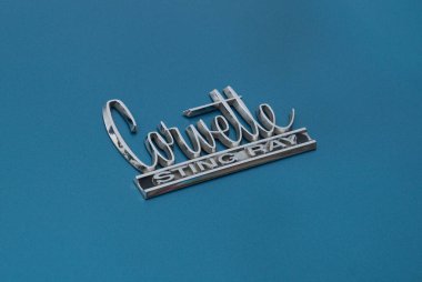 TORONTO, CANADA - 08 18 2018: Chevrolet Corvette Sting Ray amblemi Danforth 'daki Wheels otomobil fuarında sergileniyor.