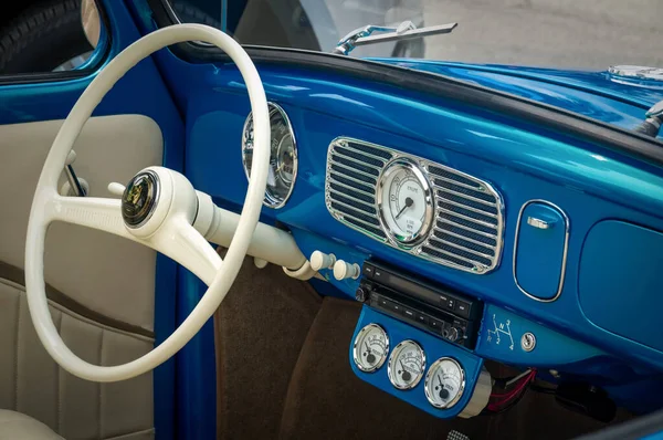 TORONTO, KANADA - 18.08.2018: Interieur mit Lenkrad mit Logo, Tacho, Drehzahlmesser auf der Frontplatte eines blauen Volkswagen Käfer Oldtimers von 1955 auf der Automesse in Danforth — Stockfoto