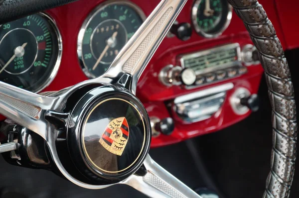 TORONTO, KANADA - 18.08.2018: Lenkrad mit Logo auf Huptaste, Zifferblätter und Knöpfe auf der Frontplatte des 1965 Porsche 356C Ruby Red Coupé Oldtimers auf der Autoshow Wheels on the Danforth — Stockfoto