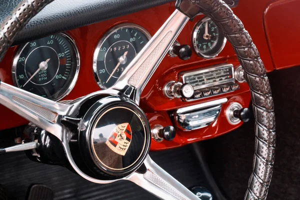 TORONTO, KANADA - 18.08.2018: Lenkrad mit Logo auf Huptaste, Zifferblätter und Knöpfe auf der Frontplatte des 1965 Porsche 356C Ruby Red Coupé Oldtimers auf der Autoshow Wheels on the Danforth — Stockfoto