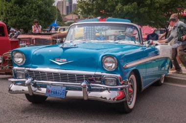 TORONTO, CANADA - 08 18 2018: Muhteşem mavi 1956 Chevrolet Bel Air üstü açık araba Danforth 'daki Wheels at the Open Air' da sergileniyor.