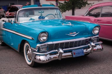 TORONTO, CANADA - 08 18 2018: Muhteşem mavi 1956 Chevrolet Bel Air üstü açık araba Danforth 'daki Wheels at the Open Air' da sergileniyor.