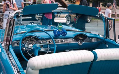 TORONTO, CANADA - 08 18 2018: 1956 Chevrolet Bel Air eski zamanlayıcı otomobil fuarı Wheels on the Danforth 'da sergilenmektedir.