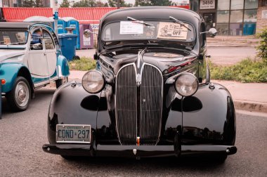 TORONTO, CANADA - 08 18 2018: Black 1937 Plymouth P4 Deluxe eski zaman aracı Amerikalı otomobil üreticisi Chrysler Corporation tarafından Danforth 'daki Wheels at the Open Air Auto Show' da sergilendi.