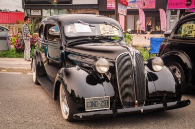 TORONTO, CANADA - 08 18 2018: Black 1937 Plymouth P4 Deluxe eski zaman aracı Amerikalı otomobil üreticisi Chrysler Corporation tarafından Danforth 'daki Wheels at the Open Air Auto Show' da sergilendi.