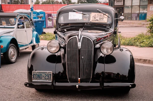 TORONTO, CANADA - 08 18 2018: Black 1937 Plymouth P4 Deluxe eski zaman aracı Amerikalı otomobil üreticisi Chrysler Corporation tarafından Danforth 'daki Wheels at the Open Air Auto Show' da sergilendi.