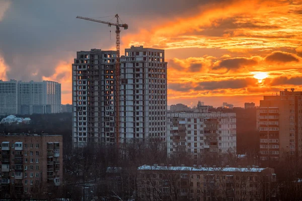 Solnedgång i staden. — Stockfoto