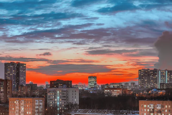 Puesta de sol en la ciudad. — Foto de Stock