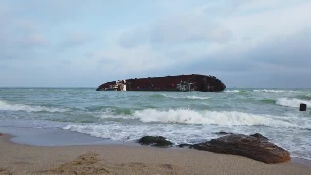 Het oude schip strandde aan de kust, stortte neer en verliet het schip voor de kust van Odessa. Ecologische catastrofe. ramp, olieramp. — Stockvideo