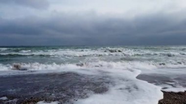 Denizde fırtına, kıyıda fırtına uyarısı. Fırtına sırasında gök gürültülü bulutlar ve büyük deniz dalgaları. Karadeniz kıyısında Ukrayna 'da büyük bir fırtına dalgası karaya vurdu. Kamerayı yakınlaştır, 4k ağır çekim