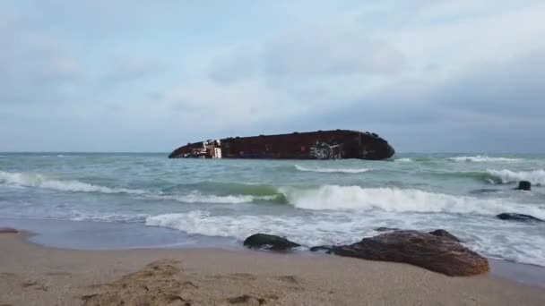 Stary statek osiadł na mieliźnie na brzegu, rozbił się, opuścił statek u wybrzeży Odessy. Katastrofa ekologiczna. katastrofa, wyciek ropy. — Wideo stockowe