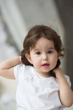 Kahverengi şapka ile mutlu küçük kız