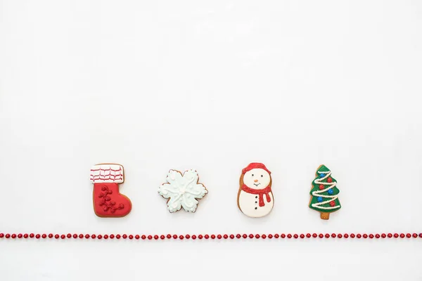 Beyaz arka plan üzerinde asılı gingerbread çerezleri