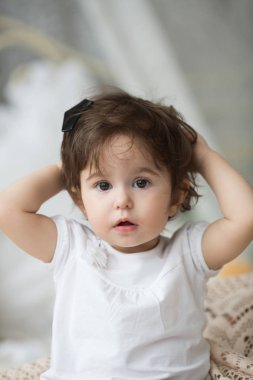 Mutlu küçük kız portresi